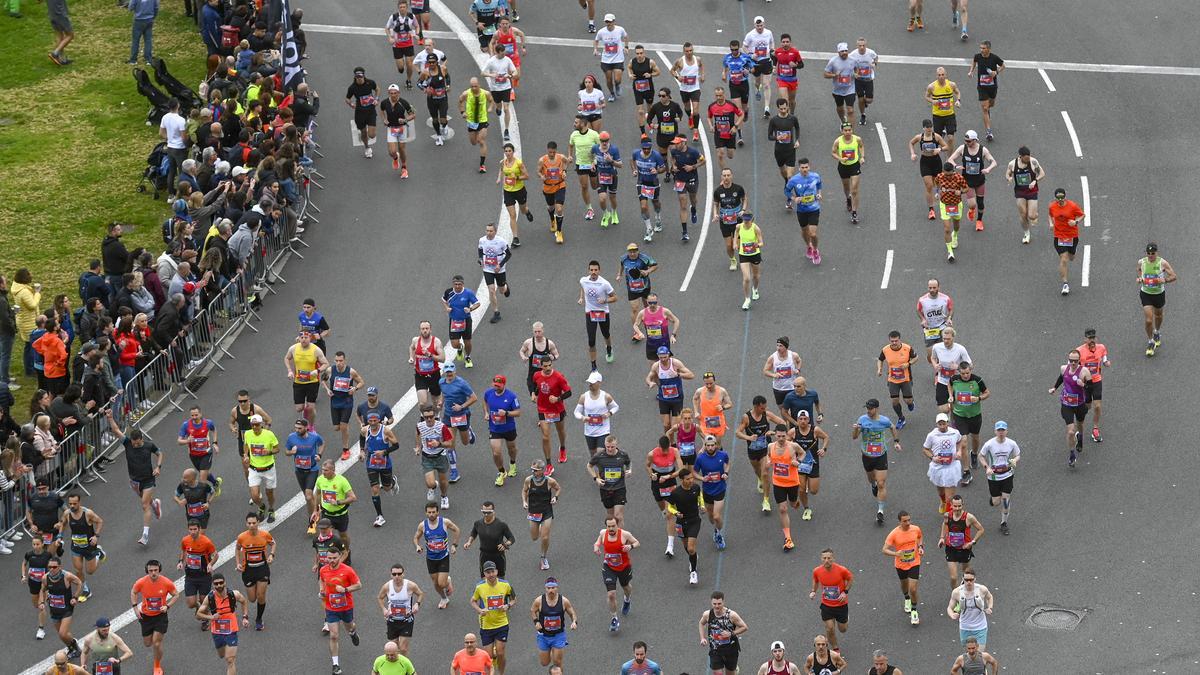 Hospitalitzats dos corredors de la Marató de Barcelona per una aturada cardíaca
