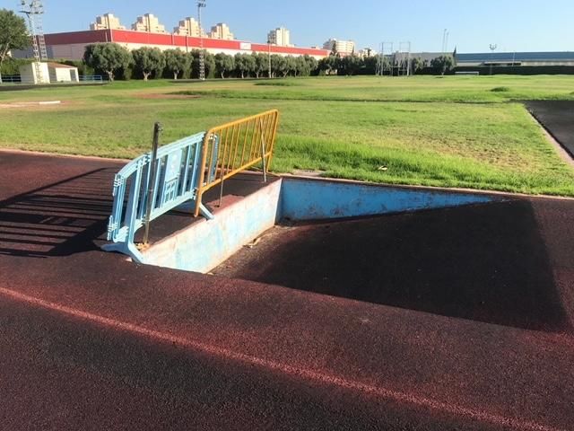 Estado que presenta las instalaciones de la pista de atletismo de Torrevieja pendiente de renovación con un contrato que está a punto de adjudicarse, según el edil de Deportes