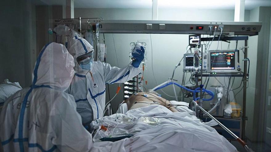 Personal sanitario atiende
a un paciente covid en el 
Hospital del Rosell.  IVÁN URQUÍZAR