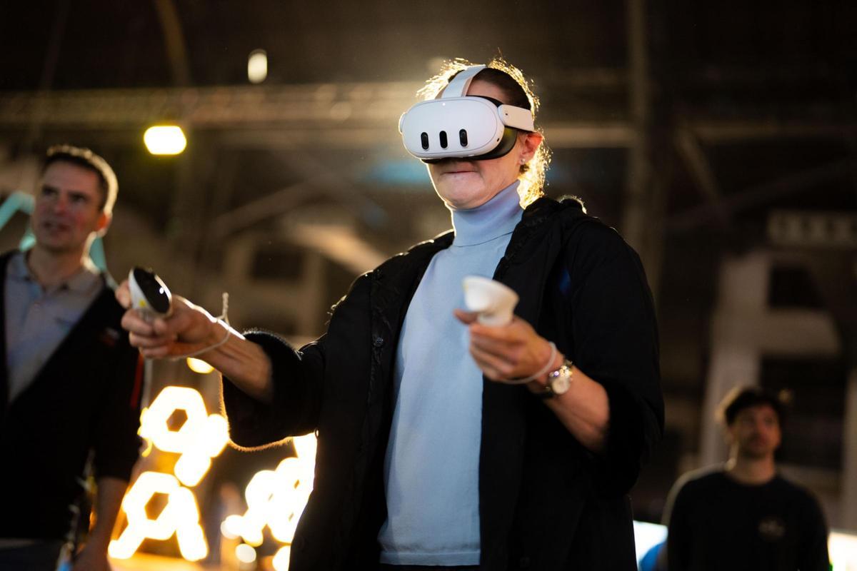 Una asistente al Talent Arena del MWC experimenta con unas gafas de realidad mixta.