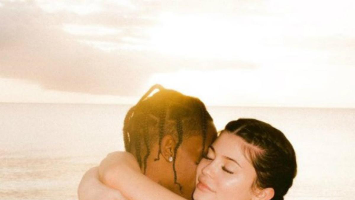 Kylie Jenner y Travis Scott se abrazan ante la puesta de sol