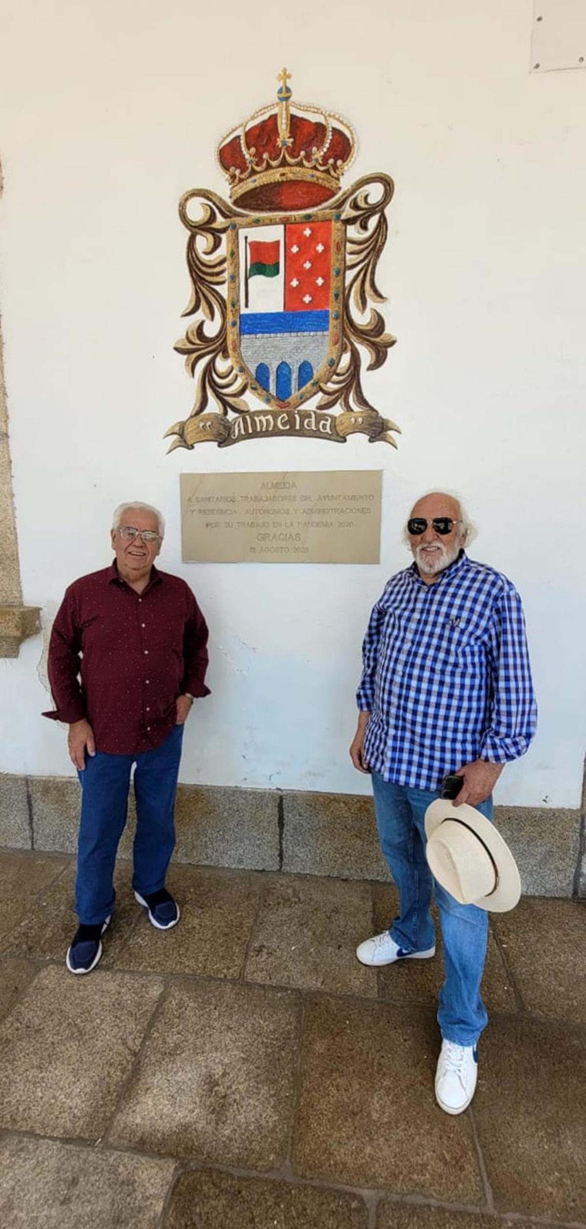 Néstor Seijas (izq.), con su amigo  José Martín Barrigós, en Almeida. | CEDIDA