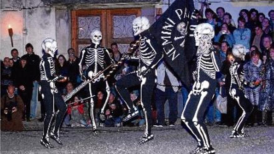 La representació de &quot;La Dansa de la Mort&quot; en un moment del seu pas, dijous pels carrers de Verges.