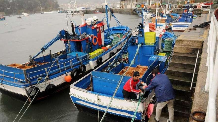 Pescadores en el muelle de Portonovo.