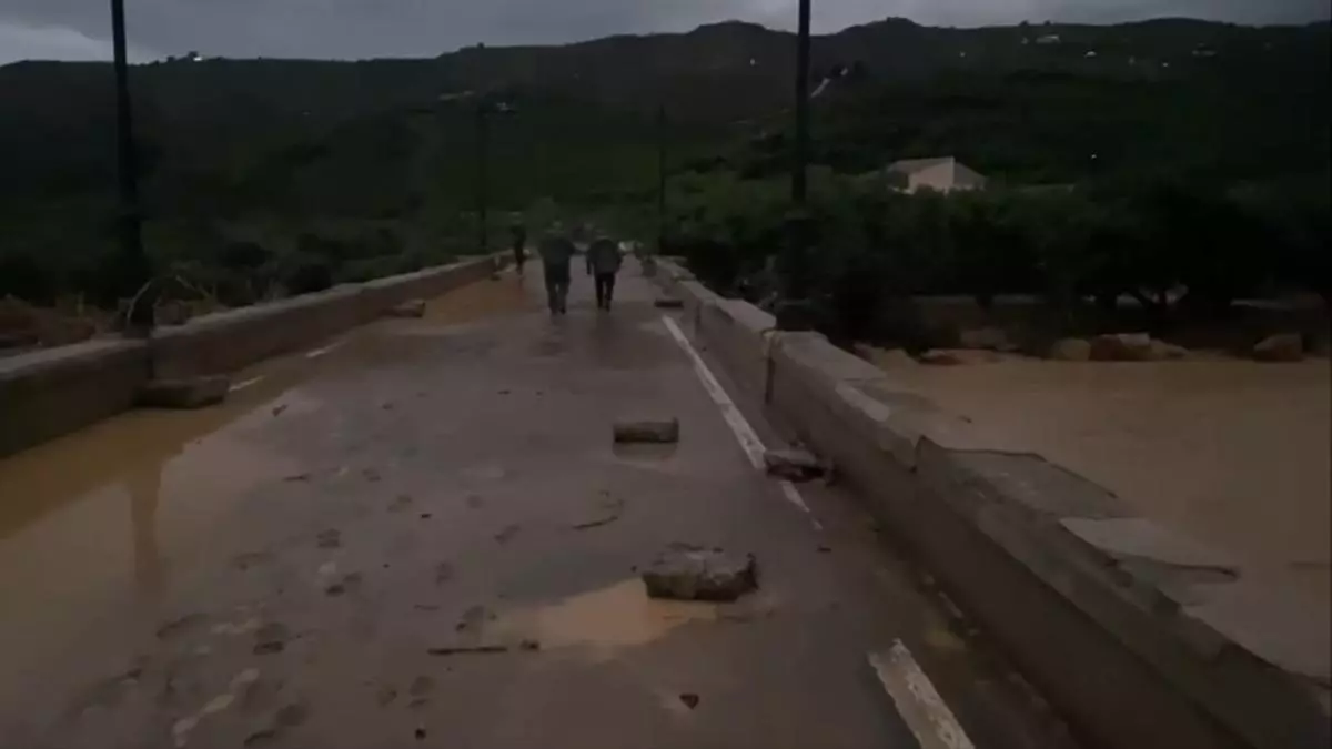 El río Benamargosa supera su nivel máximo histórico y provoca inundaciones
