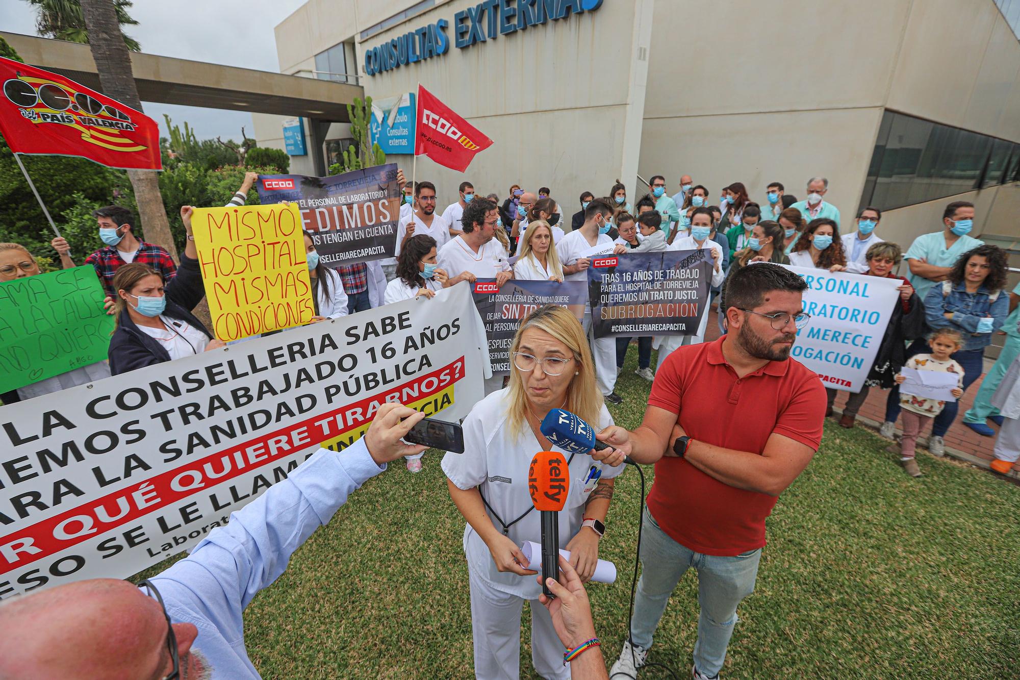 La plantilla del laboratorio del hospital de Torrevieja reclama a la Generalitat que no les deje en la calle