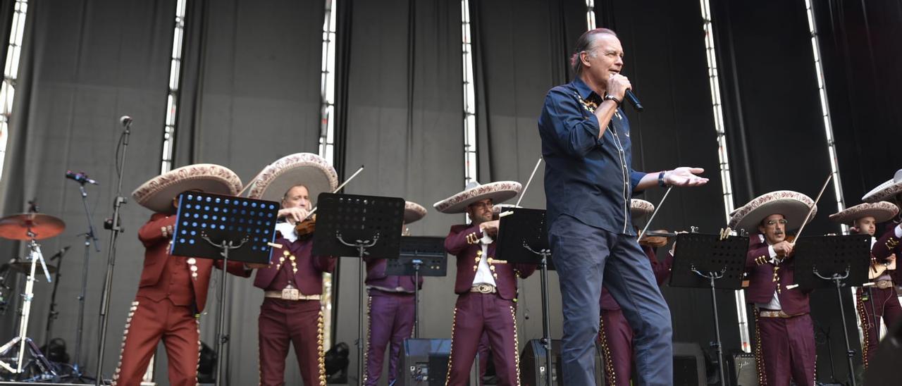 Un momento de la actuación de Bertín Osborne ayer en el escenario del Senior Festival en la Plaza de la Música