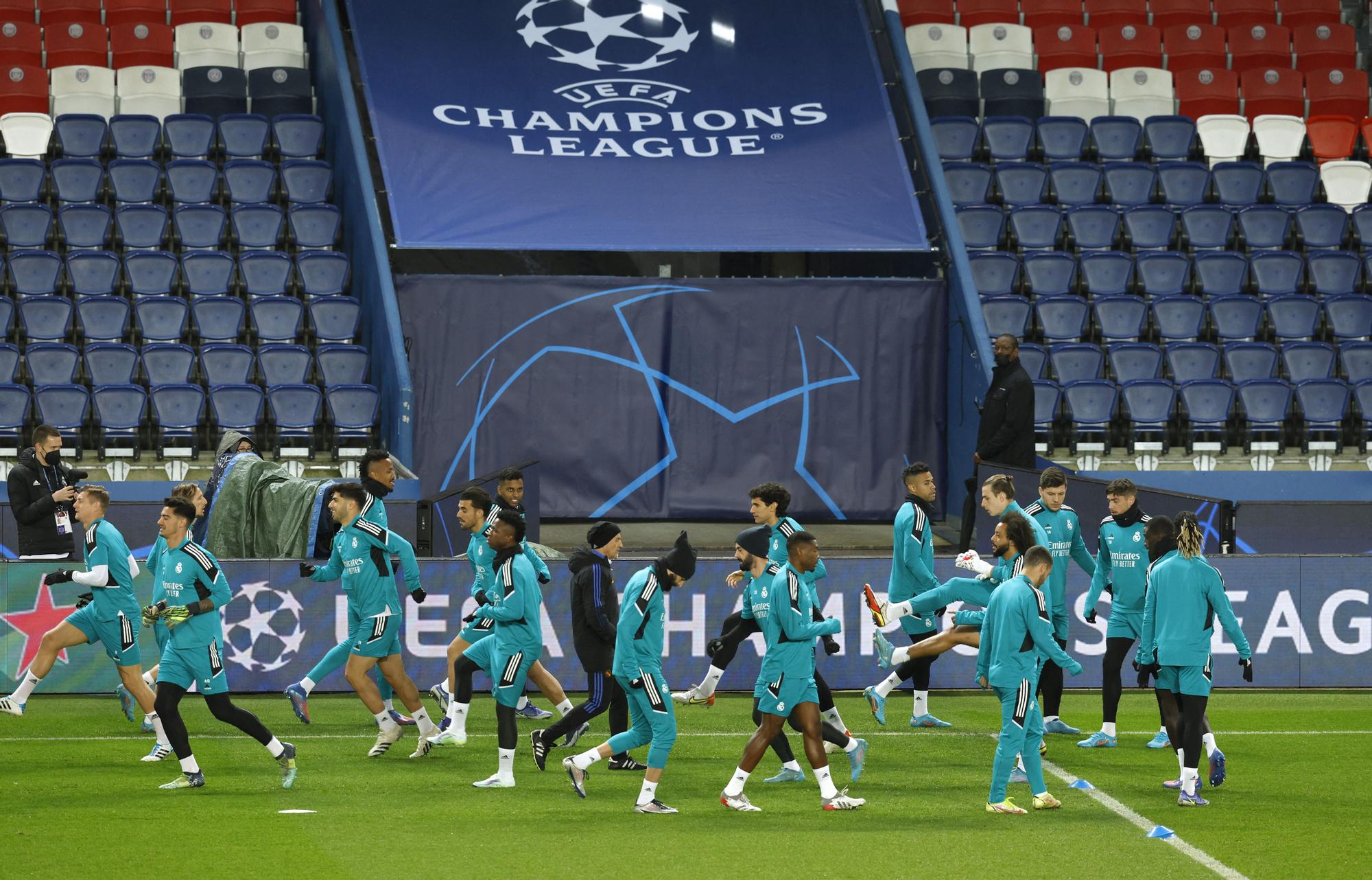 El Real Madrid durante su entrenamiento de este lunes en el Parque de los Príncipes de París.