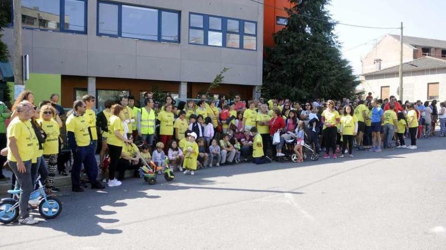 Padres, alumnos y profesionales del centro reivindicaron sus derechos en la mañana de ayer. // Noé Parga