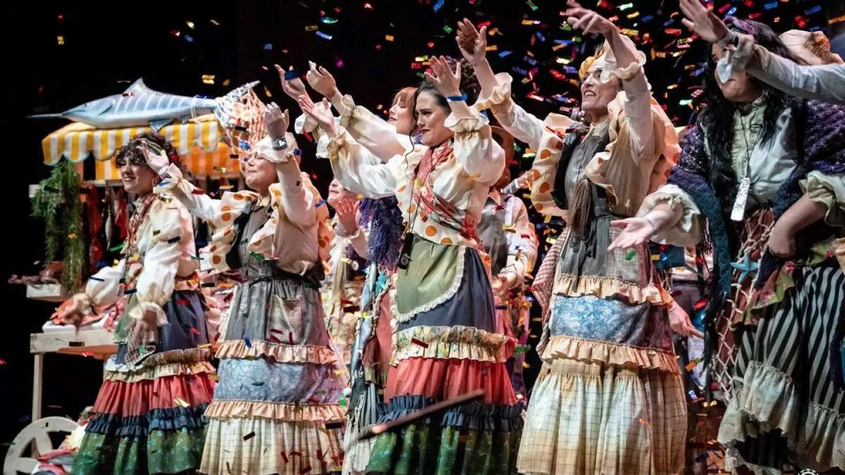 Una agrupación del Carnaval Romano de Mérida, en plena actuación.
