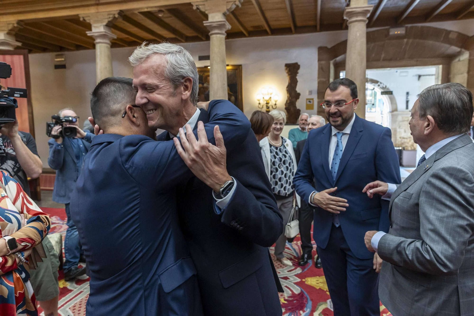 La Asociación Día de Galicia en Asturias entrega su medalla de oro a Adrián Barbón y Carmen Moriyón
