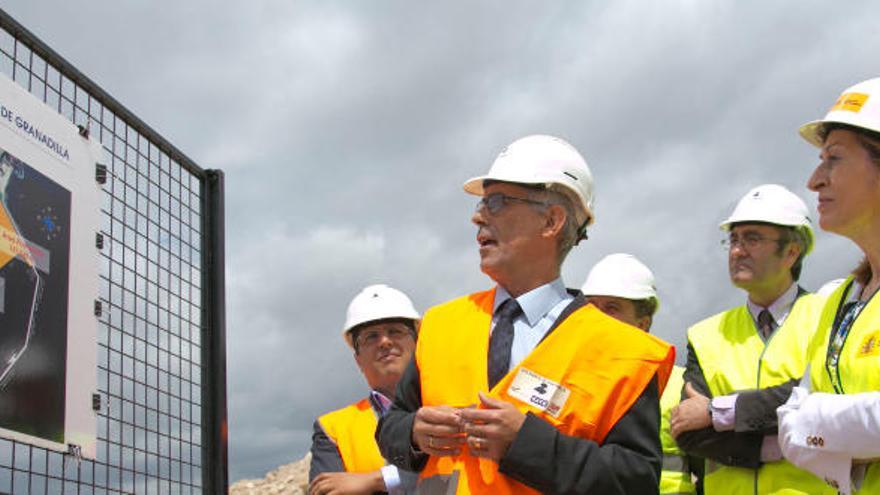 Visita en 2012 de la entonces ministra de Fomento, Ana Pastor, al Puerto de Granadilla, en construcción.