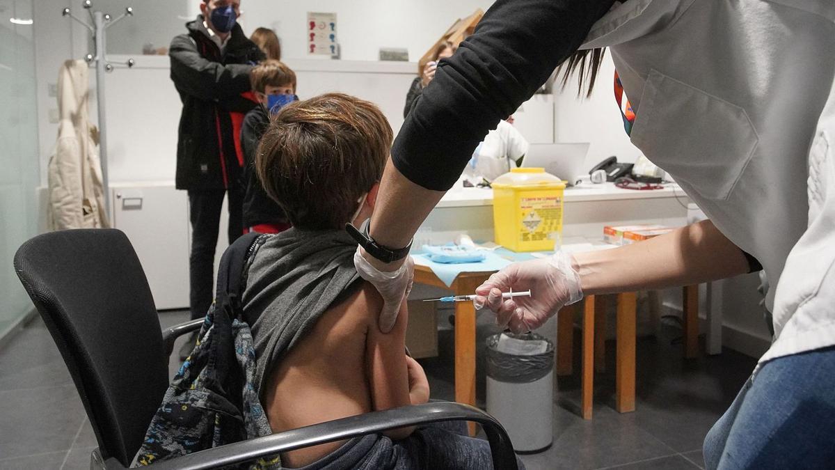 Un menor rebent el vaccí a un punt de vacunació de Girona. | MARC MARTÍ FONT