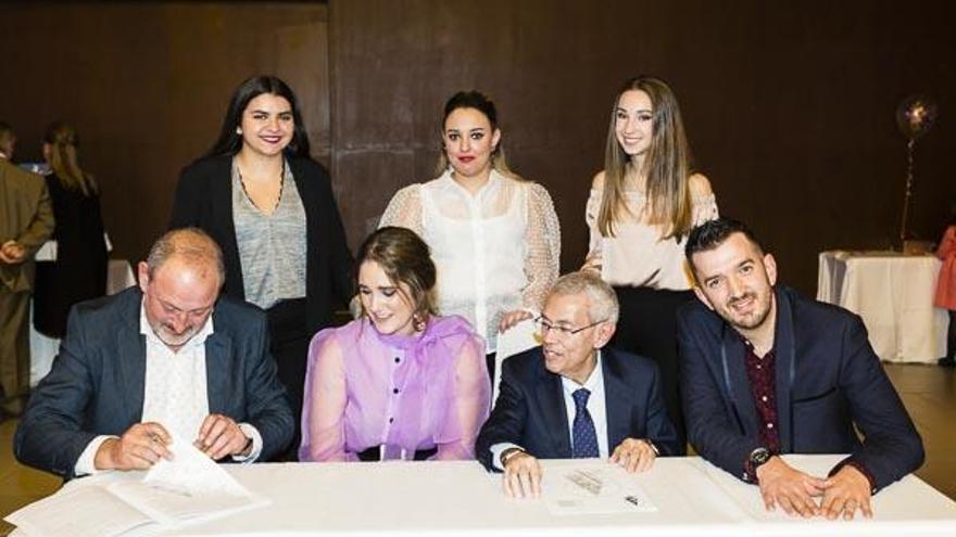 Un momento de la firma del contrato con los artistas de la foguera adulta