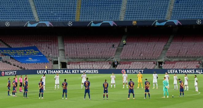 Los jugadores del Nápoles y del Barcelona guardan un minuto de silencio por las víctimas de la pandemia de COVID-19 antes del partido de octavos de final de la Liga de Campeones de la UEFA  en el estadio Camp Nou de Barcelona.