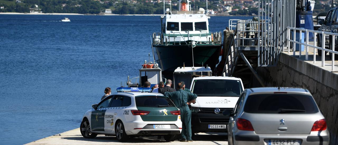 Un momento del operativo en el puerto de Raxó, el jueves pasado