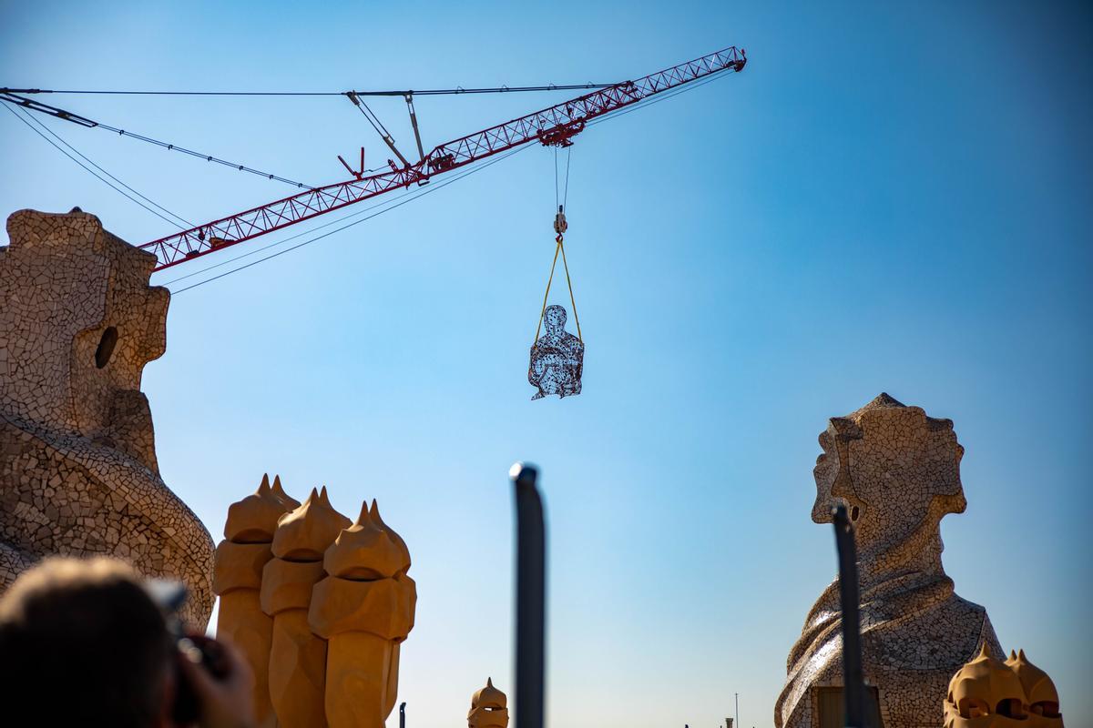 Una escultura de Jaume Plensa corona La Pedrera