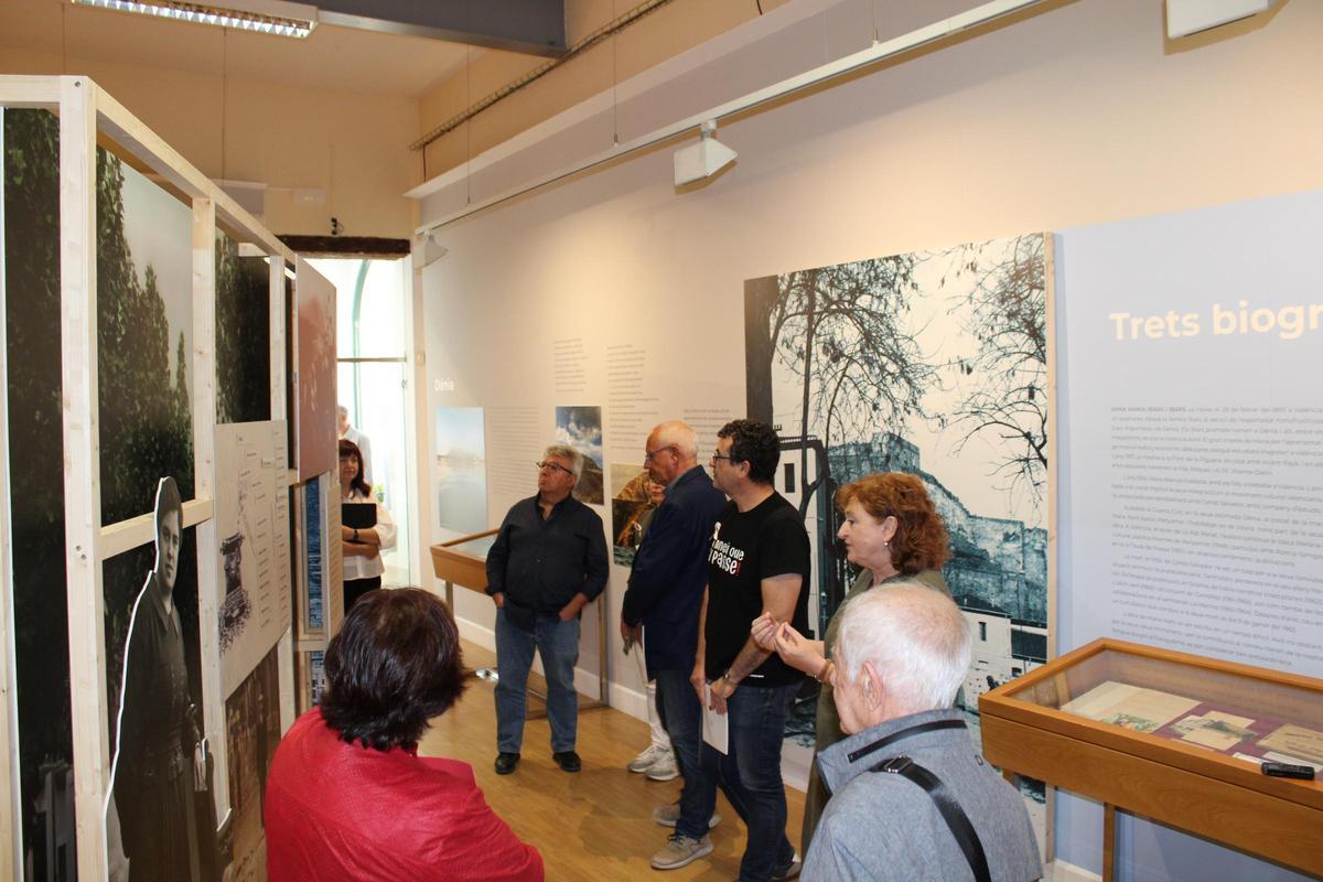 Sala de la exposición en la que se puede conocer sobre la biografía y vida personal de Ibars.