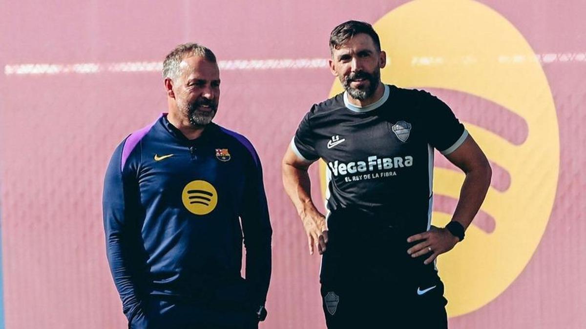 Hansi Flick, a la izquierda, y Eder Sarabia, a la derecha, durante el entrenamiento del lunes en Barcelona.
