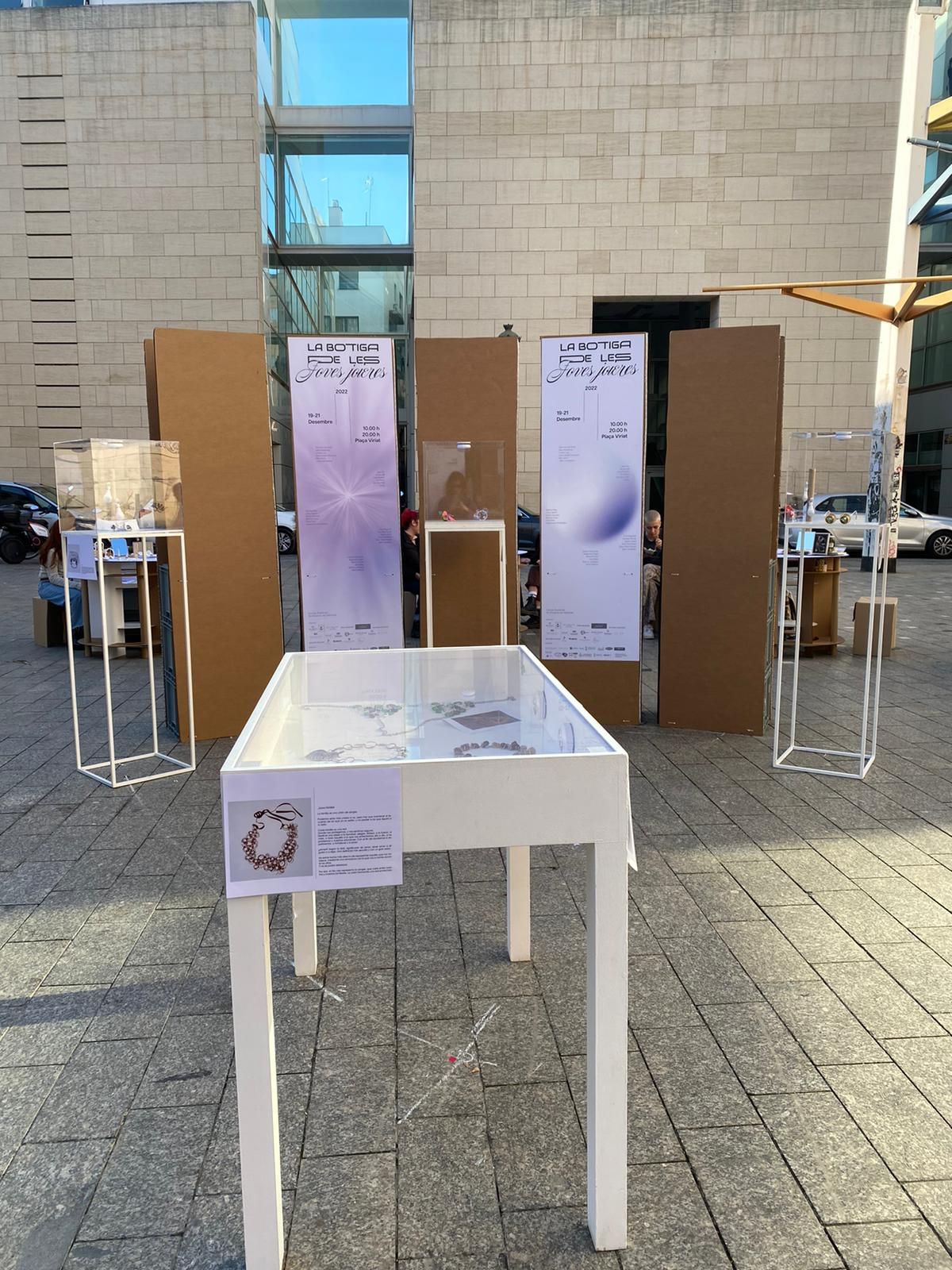 Estudiantes de Joyería enseñan sus diseños en la plaza Viriato de València