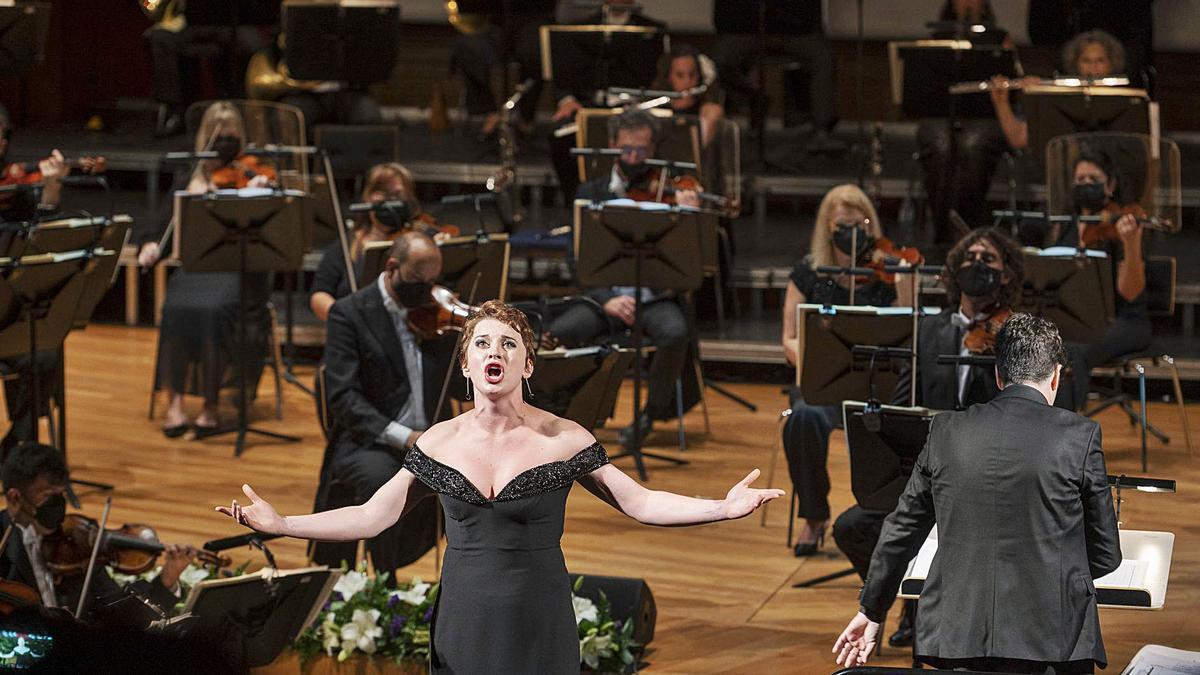 La mezzosoprano ucraniana Olga Syniakova durante su actuación en el VIII Concurso de Canto Alfredo Kraus.