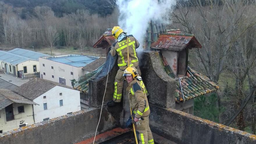 Bombers treballant en un incendi de xemeneia a les comarques de Girona, en una imatge d&#039;arxiu