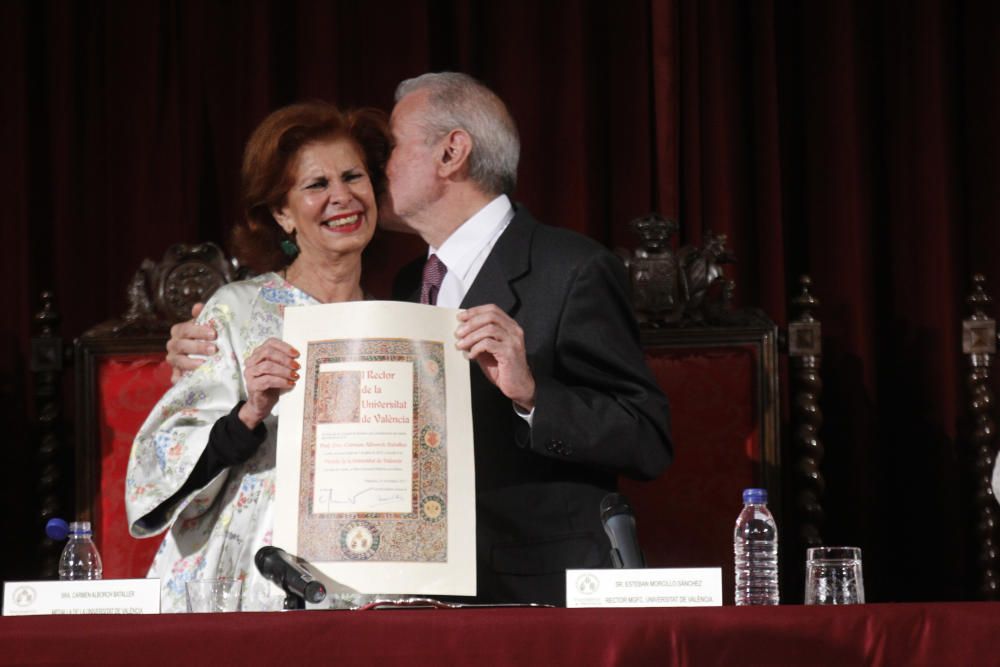 La exministra Carmen Alborch recibe la Medalla de la Universitat de València