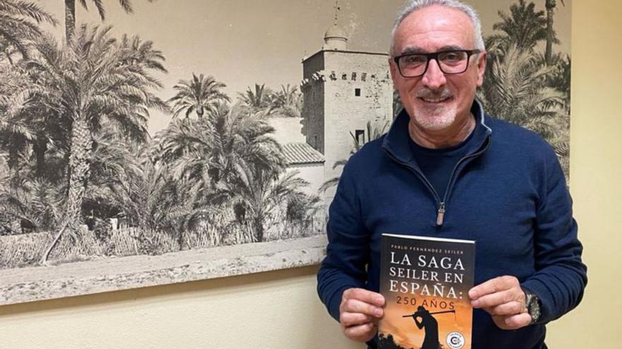 Pablo Fernández Seiler con un ejemplar de su libro. | A. VIDAL