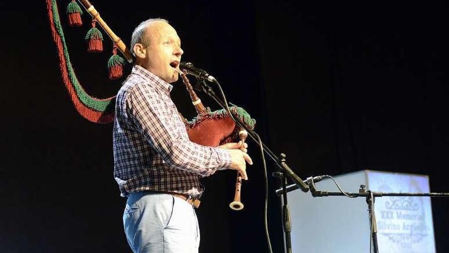 Vicente Prado, &quot;el Pravianu&quot;, durante su actuación del año pasado en el Memorial &quot;Silvino Argüelles&quot;.