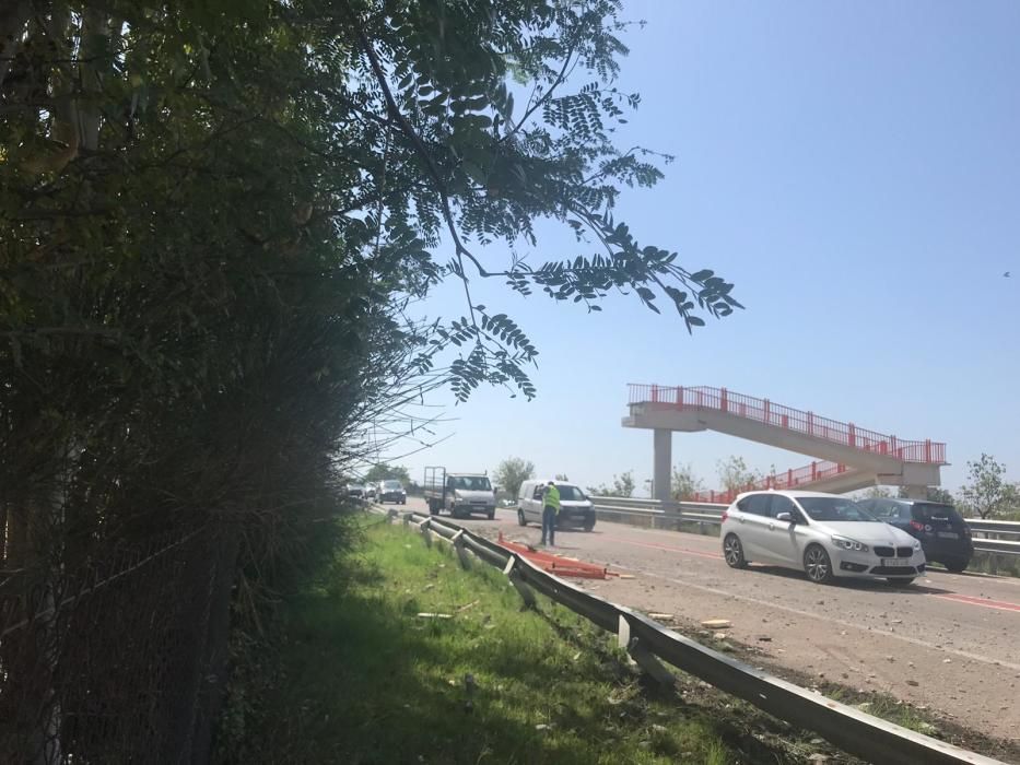 Un camión derriba la pasarela peatonal del Saler (Valencia)