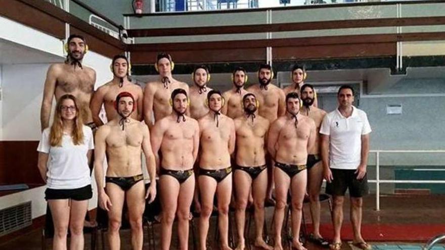 Cuerpo técnico y jugadores del CN Coruña antes de comenzar un partido.