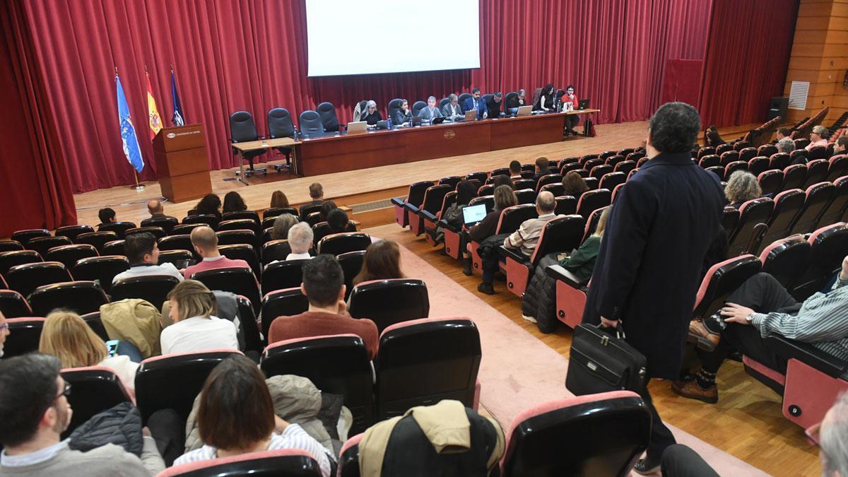 Claustro de la Universidade da Coruña celebrado en el Paraninfo.