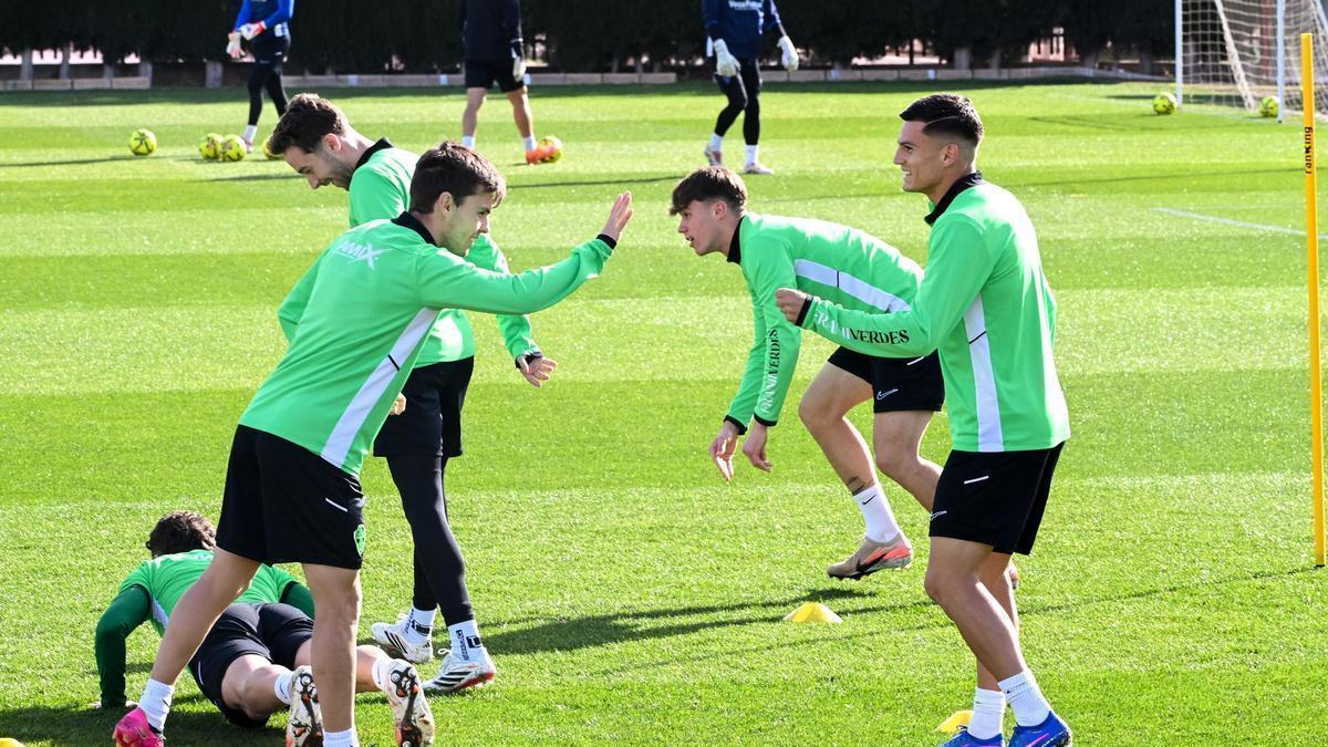 Los jugadores del Elche, durante un entrenamiento