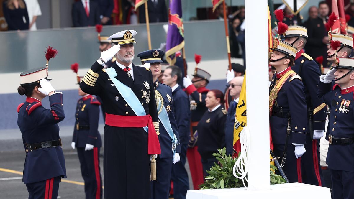 El rey Felipe y la princesa Leonor durante el desfile de las Fuerzas Armadas con motivo de la Fiesta Nacional