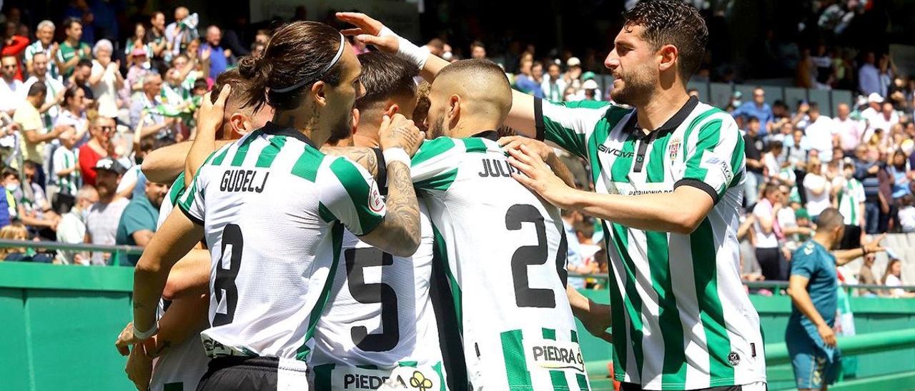 Los jugadores del Córdoba CF celebran un gol ante Las Palmas Atlético en El Arcángel.