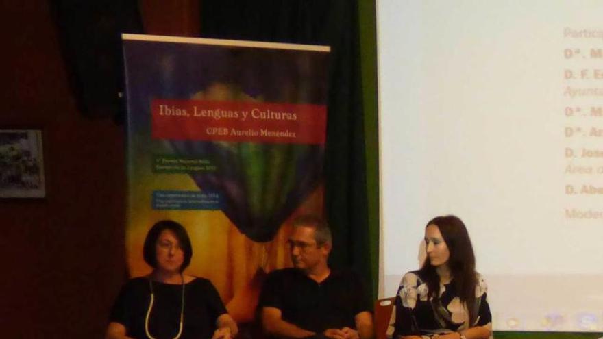 En la mesa, María Araceli Fernández, José Luis Candanedo y María Teresa Castillo, durante la exposición de ayer.