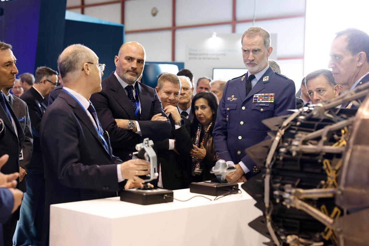 Un técnico de ITP Aero le explica el funcionamiento de un motor a Felipe VI este miércoles en la demostración BACSI del Ejército del Aire