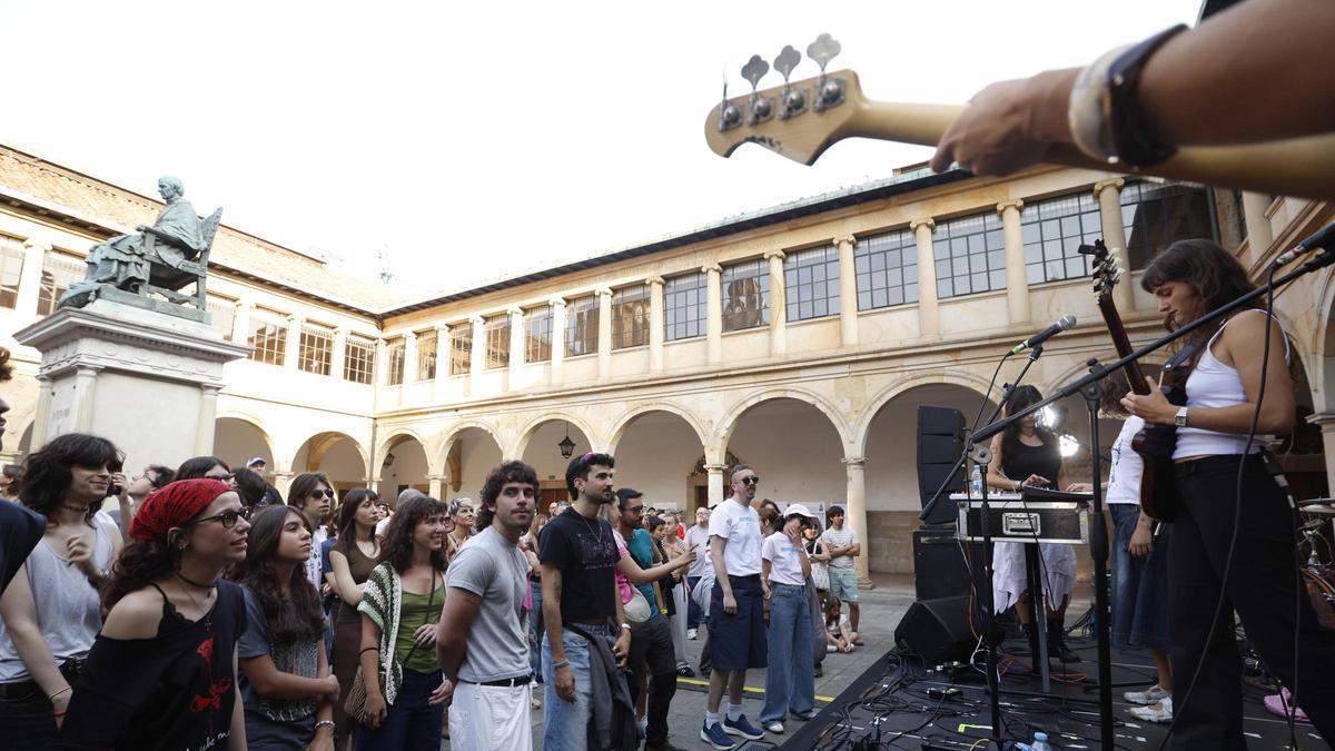 Un momento del concierto de "Troya" en el patio del edificio histórico de la Universidad