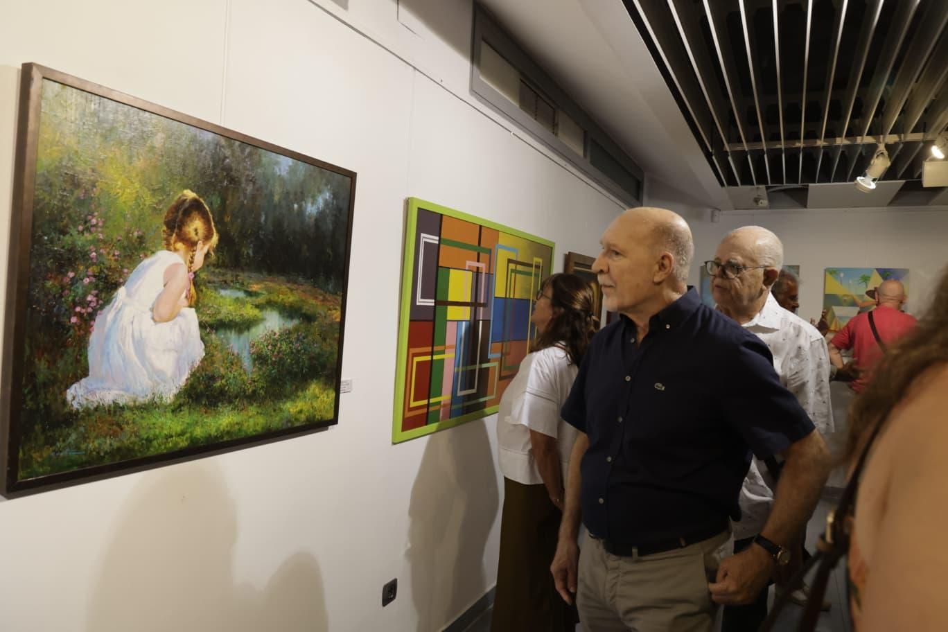 El Club INFORMACIÓN inaugura una exposición con obras de más de 50 artistas pertenecientes a la Asociación Espejo de Alicante