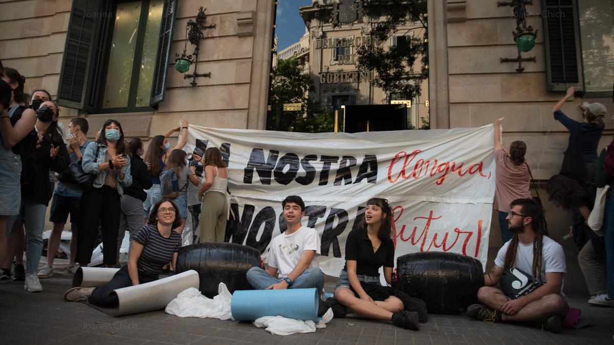 Protesta de estudiantes contra la sentencia del TSJC sobre el 25% de castellano en las aulas, este lunes ante la Delegación del Gobierno en Barcelona.