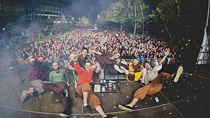 La banda de ska, durante la despedida de un concierto.