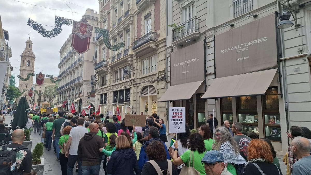 La marcha llega a la histórica calle de la Paz, engalanada para la fiesta grande del Corpus.