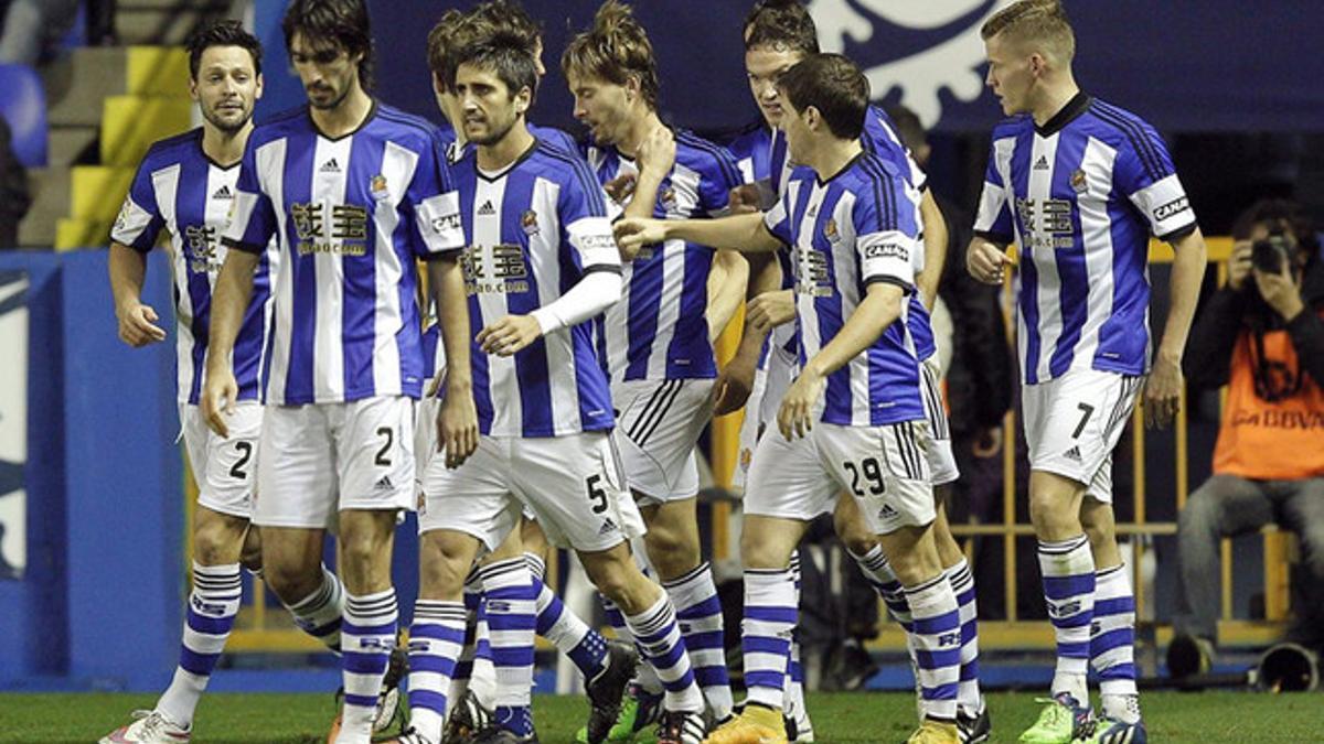 Los jugadores de la Real celebran el gol de Canales ante el Levante