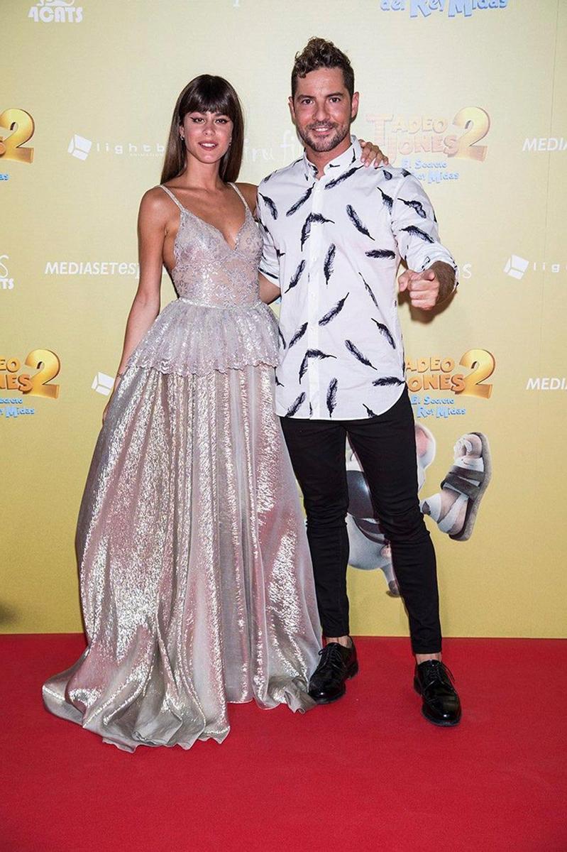 David Bisbal y Tini Stoessel posan juntos en la alfombra roja