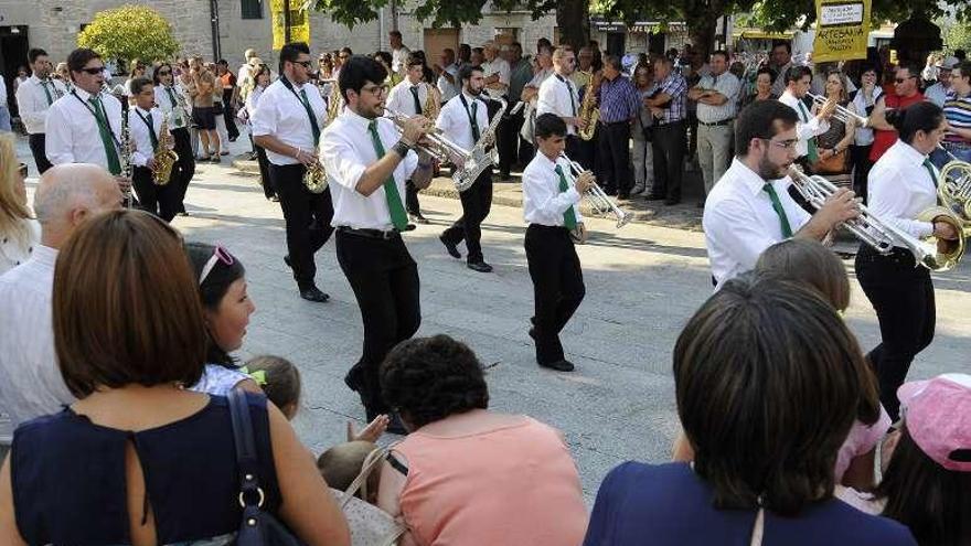 Pasacalles de la Banda de Agolada en la plaza de la villa. // Bernabé/J.L