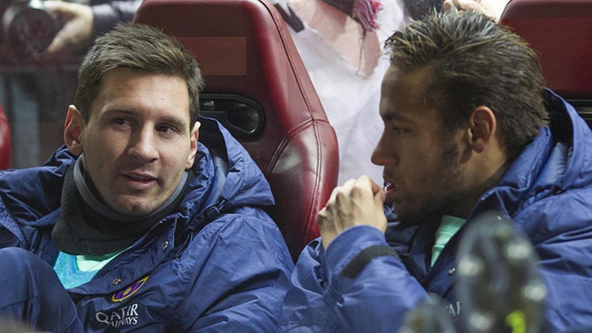 Messi y Neymar, en el banquillo durante un partido