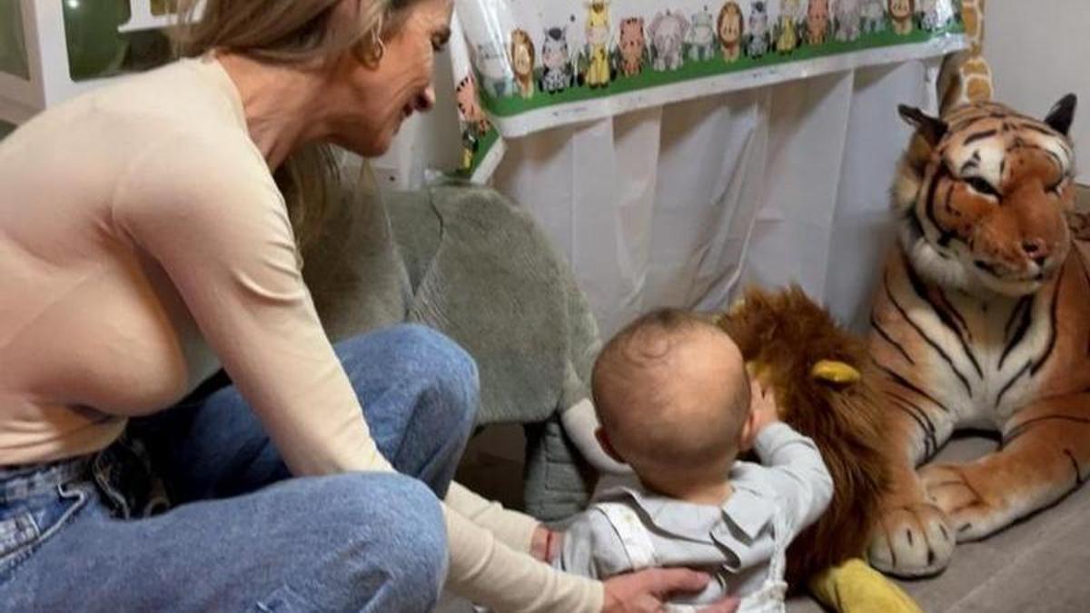 Por la izquierda, Inés Pérez juega con el bebé que tiene en acogida en  la actualidad