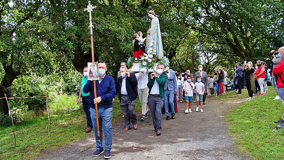 Procesión de en honor a Nosa Señora da Saleta en Loimil.   | // XESÚS MARTÍNEZ