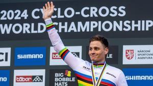 Mathieu van der Poel celebra en el podio la victoria