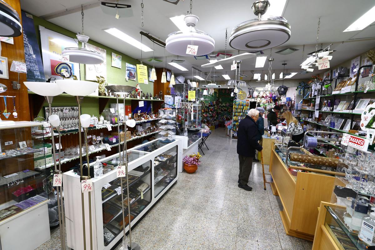 Regalos Izquierdo-Tello,  la tienda de toda la vida que dice adiós al barrio de Torrero: "Estamos aquí desde que se vendía a la antigua"